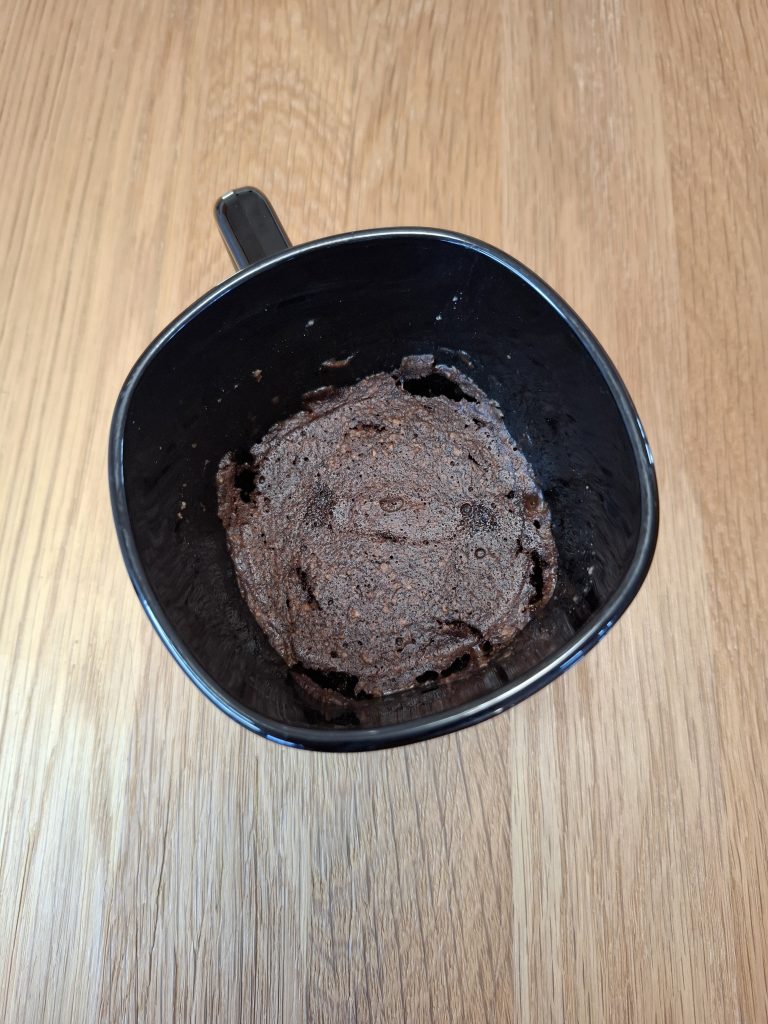 RESULTADO FINAL DE RECETA DE MUGCAKE DE CHOCOLATE PARA ALÉRGICOS A FRUTOS SECOS Y CACAHUETES