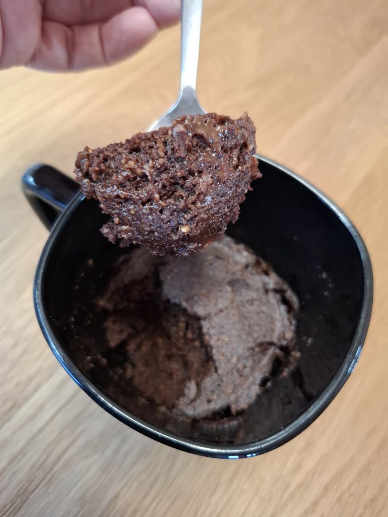 RESULTADO FINAL DE RECETA DE MUGCAKE DE CHOCOLATE PARA ALÉRGICOS A FRUTOS SECOS Y CACAHUETES