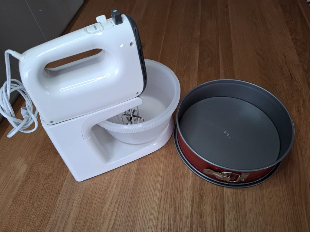 UTENSILIOS PARA RECETA DE BIZCOCHO APTO PARA ALÉRGICOS A FRUTOS SECOS Y CACAHUETES.