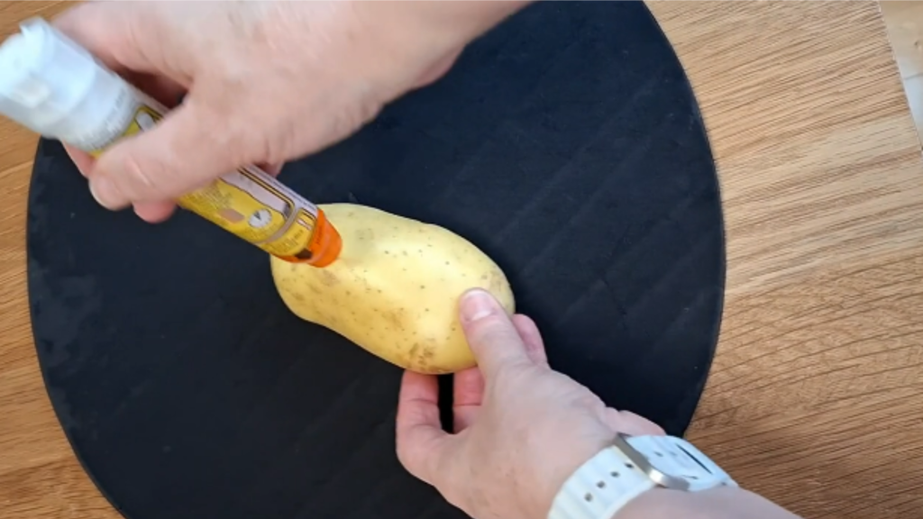 autoinyector de adrenalina para shock anafiláctico para ensayar con uno caducado sobre una patata