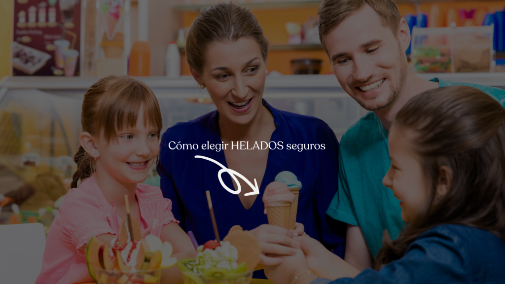 imagen de una familia de padre, madre y dos hijas, sentados en una heladería comiendo helados