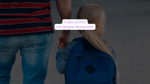 Un padre y una niña con mochila escolar se ven desde atrás, dados de la mano y caminando juntos.